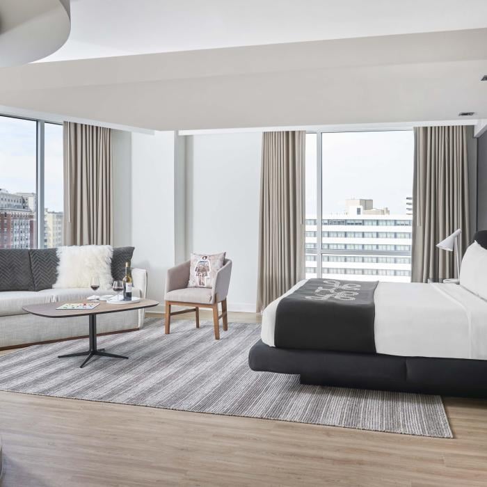 A guestroom at Hotel Zena