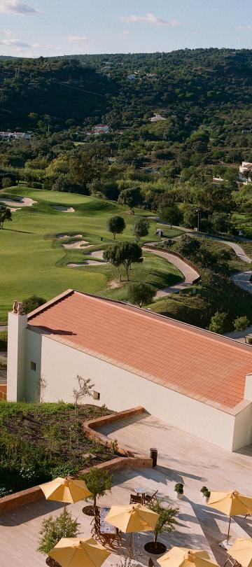 A golf green and houses next to the green at Viceroy Ombria Algarve