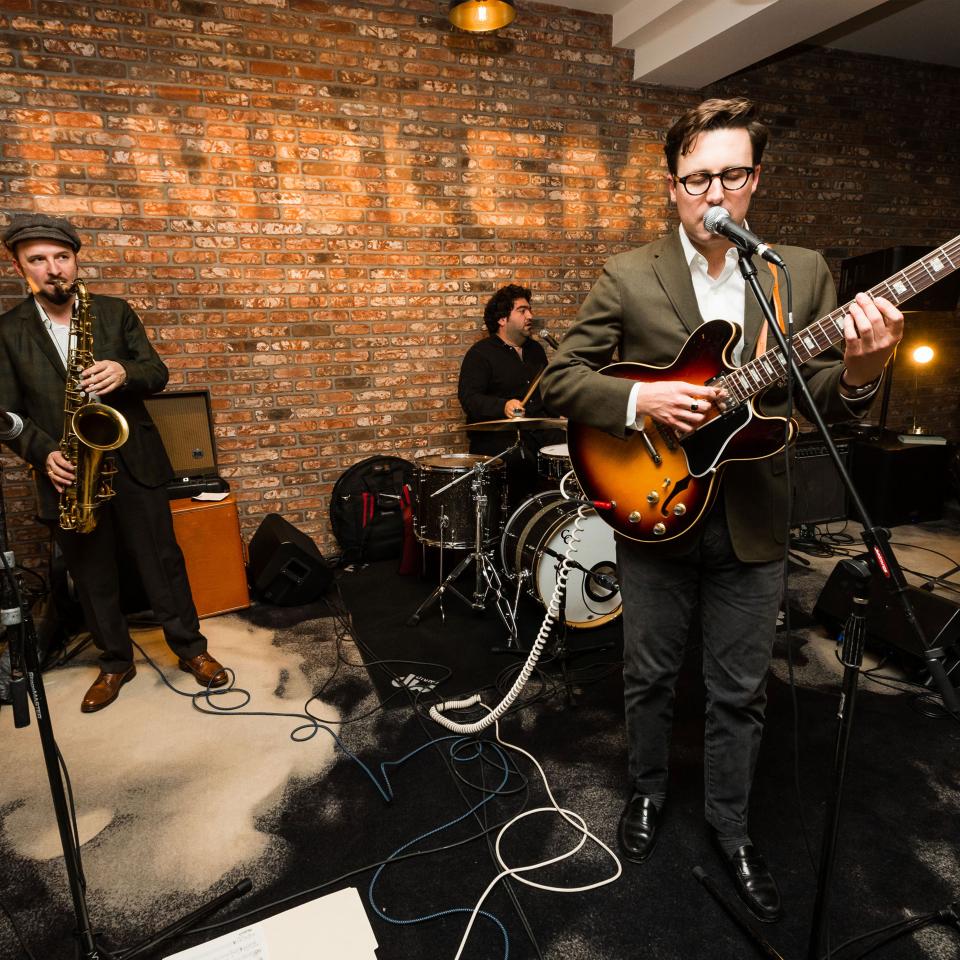 Nick Waterhouse performing at Viceroy with his band